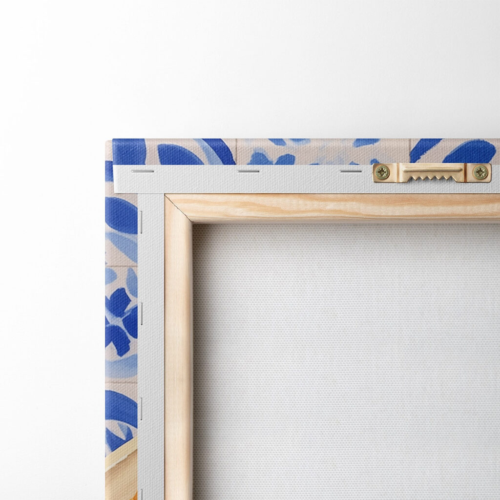 Croissant sobre azulejos azuis — verso