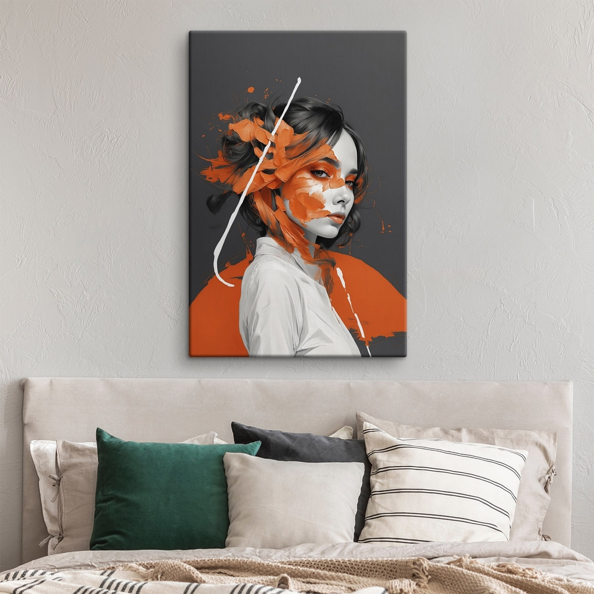 Mulher com pinceladas laranja — interior 3