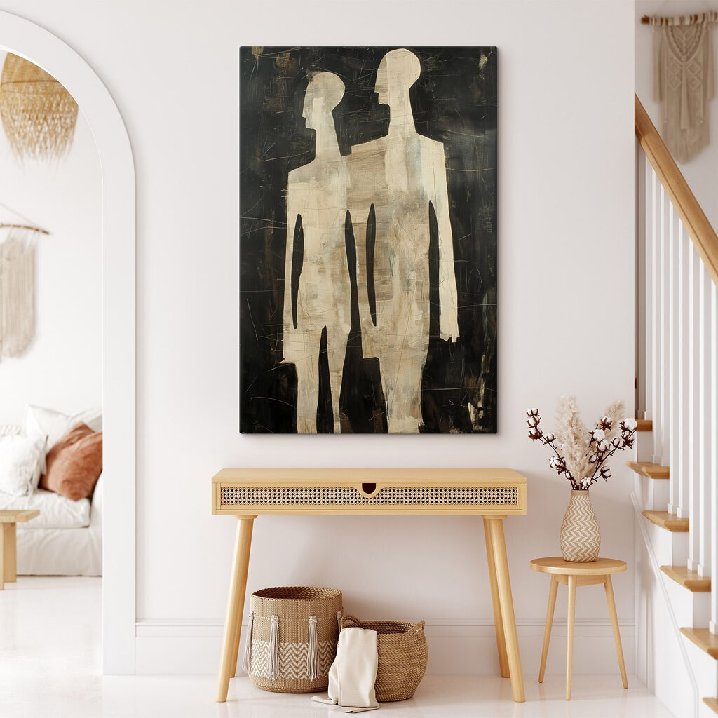 Figuras claras sobre preto num interior