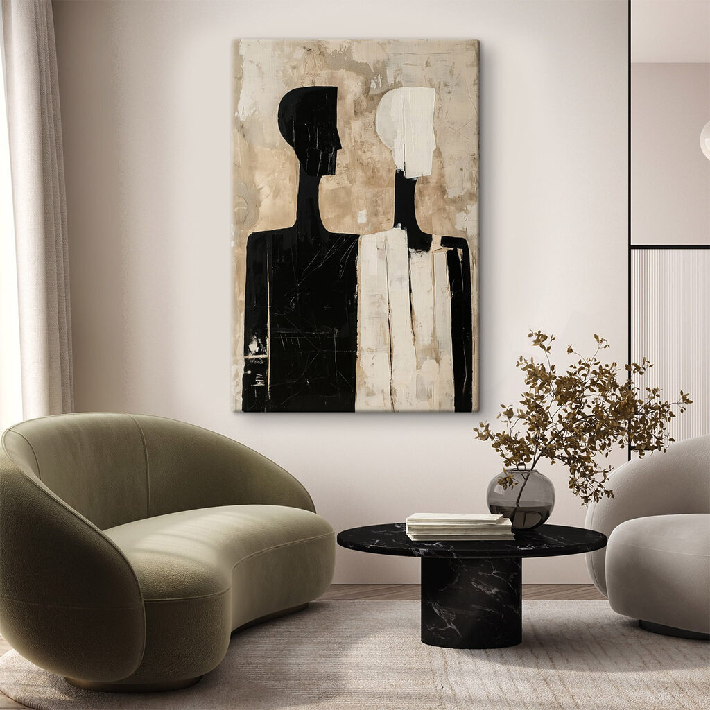 Figuras pretas e brancas num interior