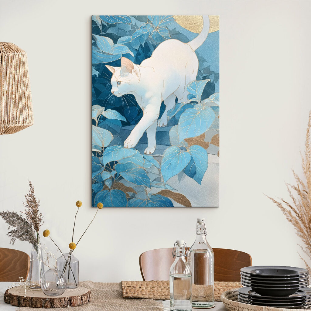 Gato branco entre folhas — interior 1