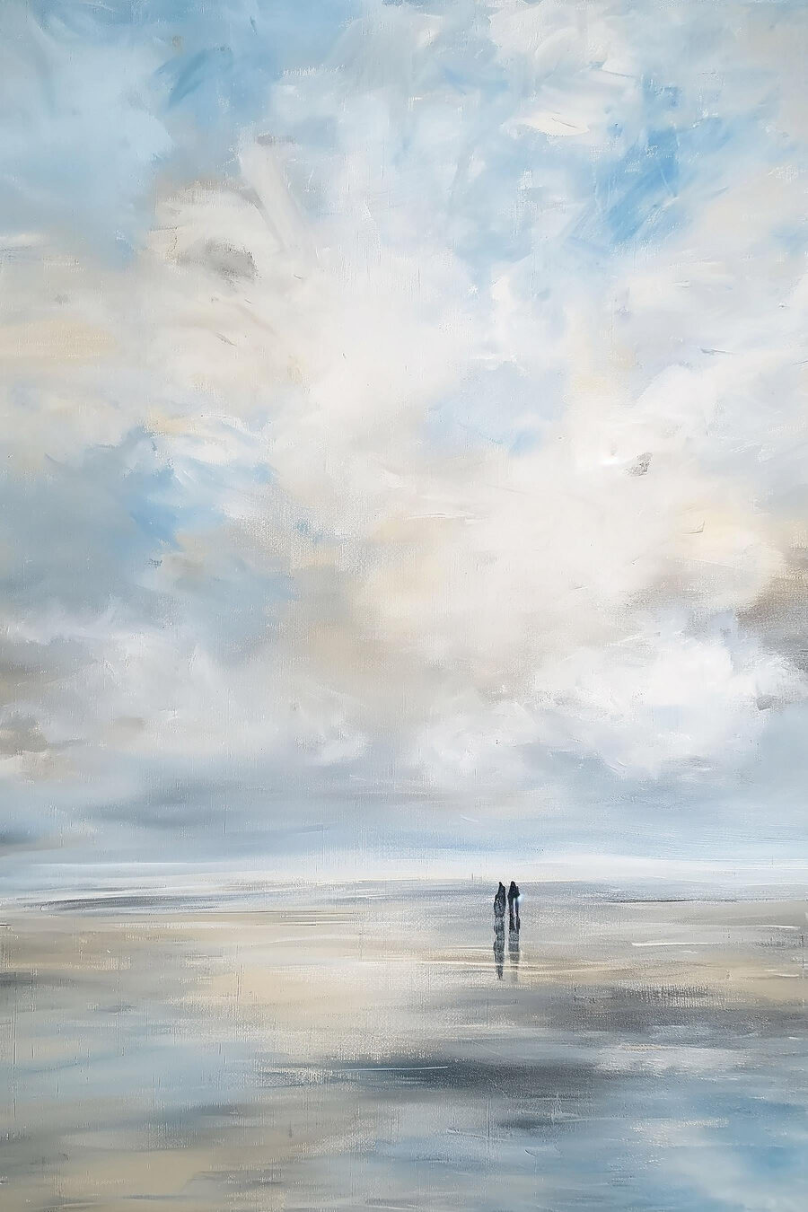 Duas figuras sob nuvens — design completo
