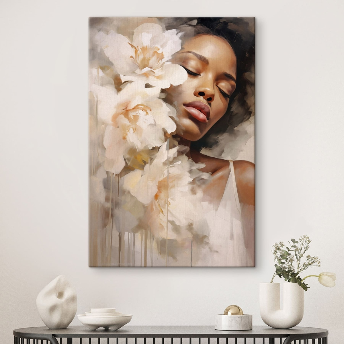 Mulher e flores grandes num interior