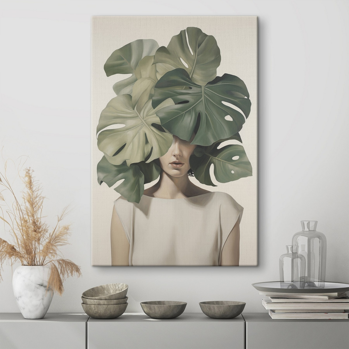 Menina abstrata com monstera num interior