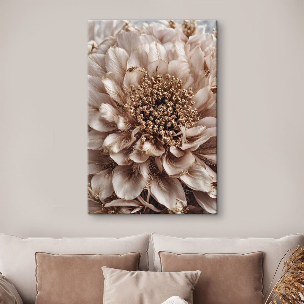 Flor creme com estames num interior