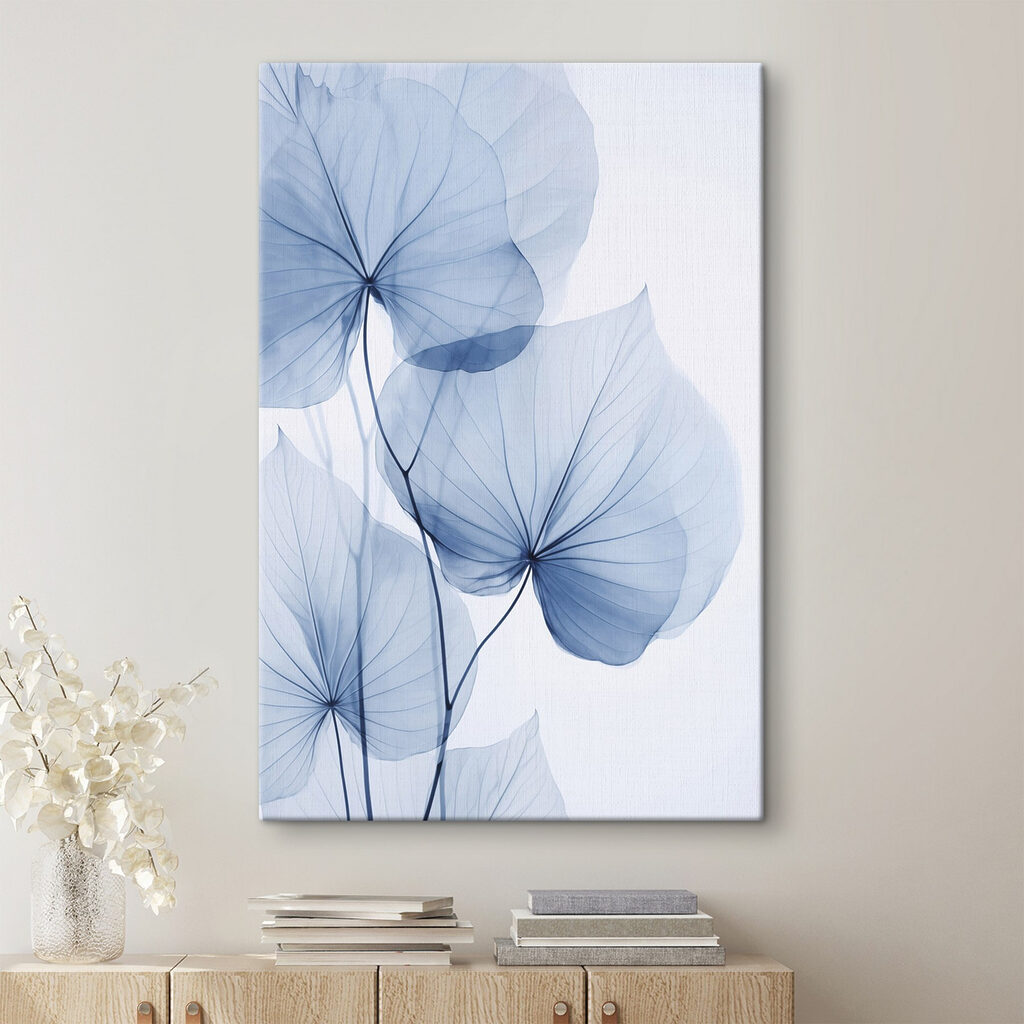 Folhas azuis sobre branco num interior