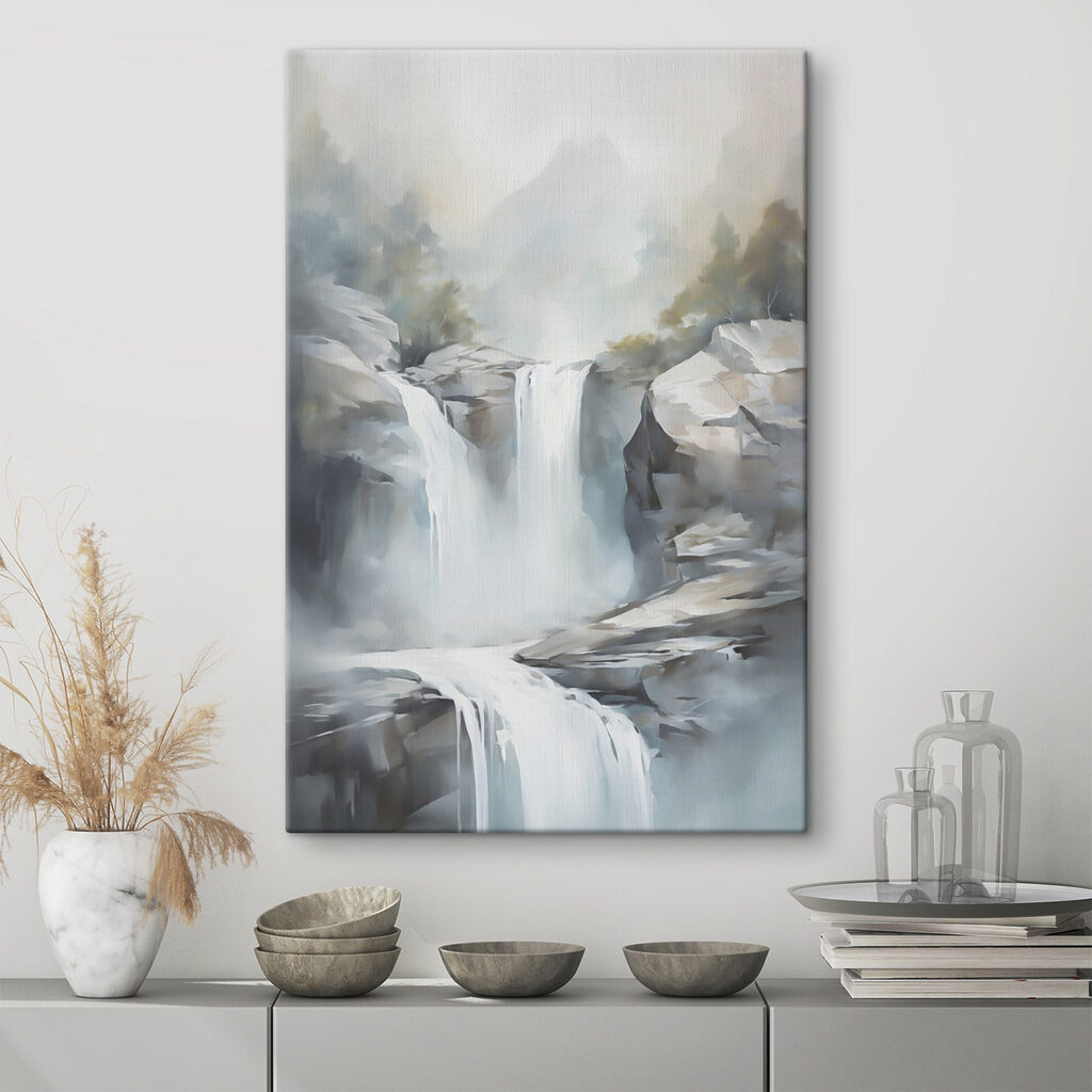 Cascata em névoa montanhosa num interior