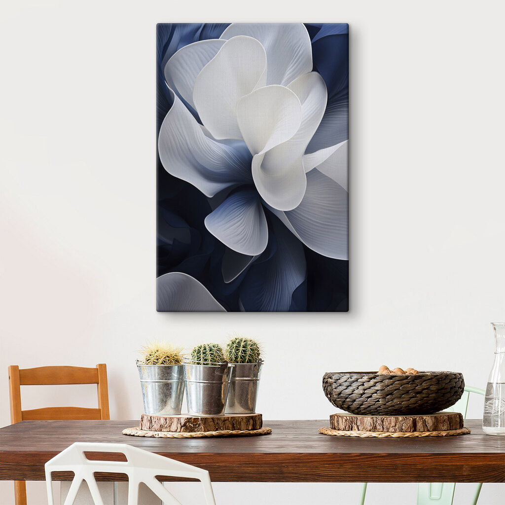 Flor branca sobre azul-noite — interior 2