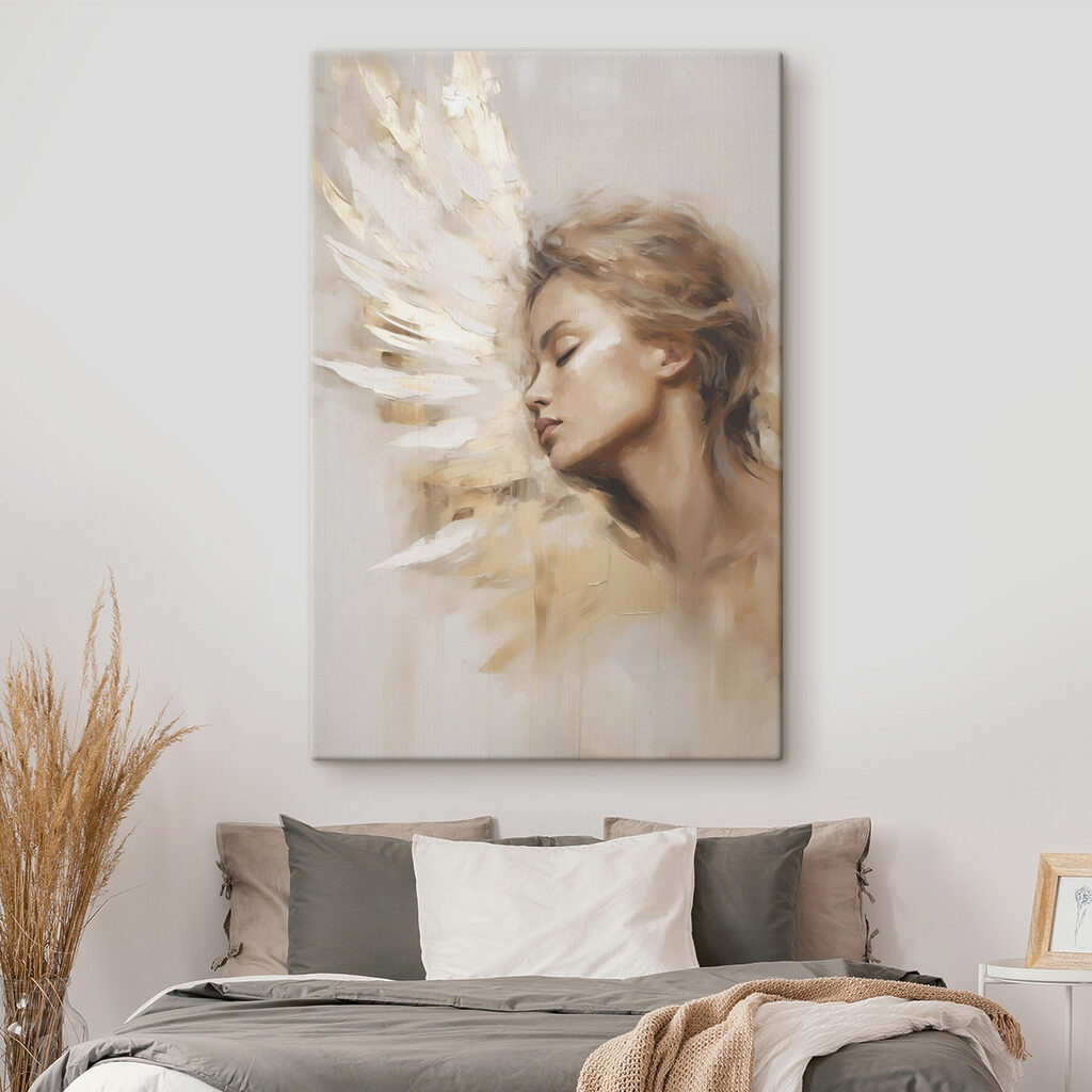 Perfil feminino com penas num interior
