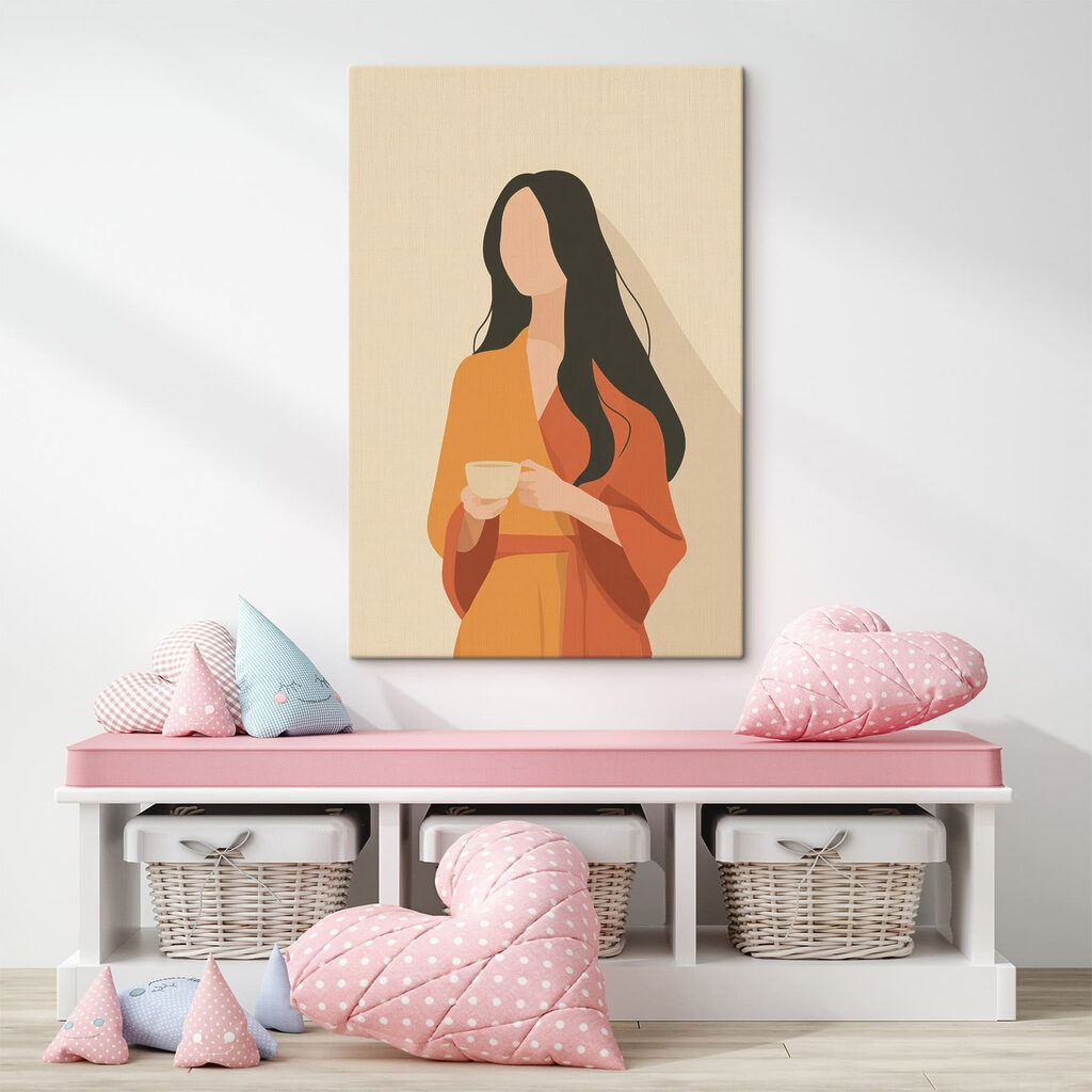 Mulher com chávena num interior