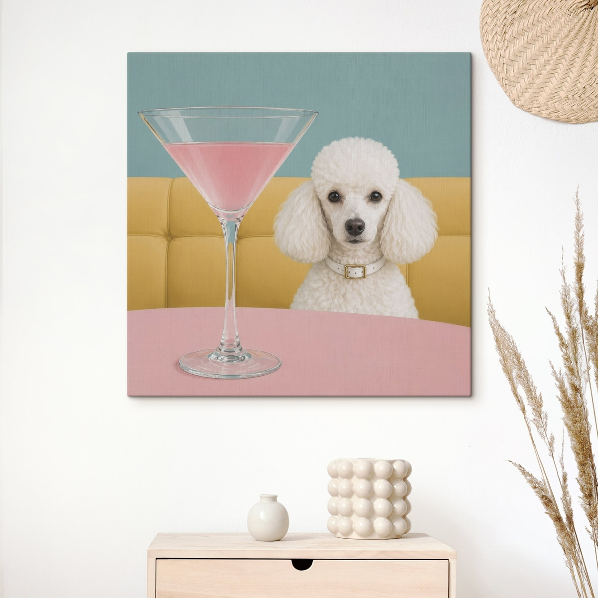 Caniche branco com copo num interior