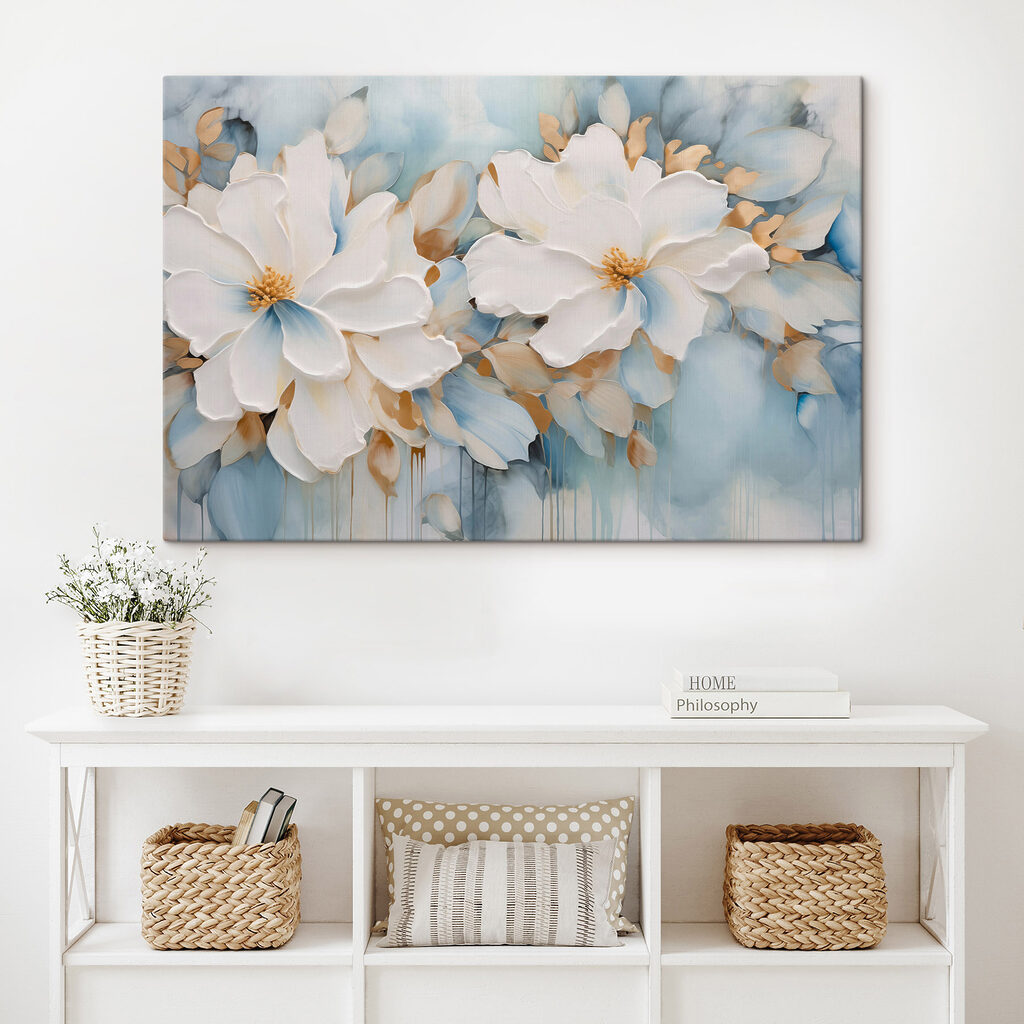 Flores brancas em azul-pastel num interior