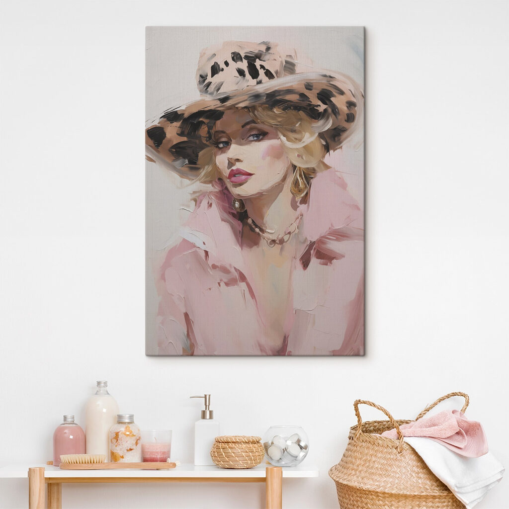 Mulher com chapéu salpicado — interior 1