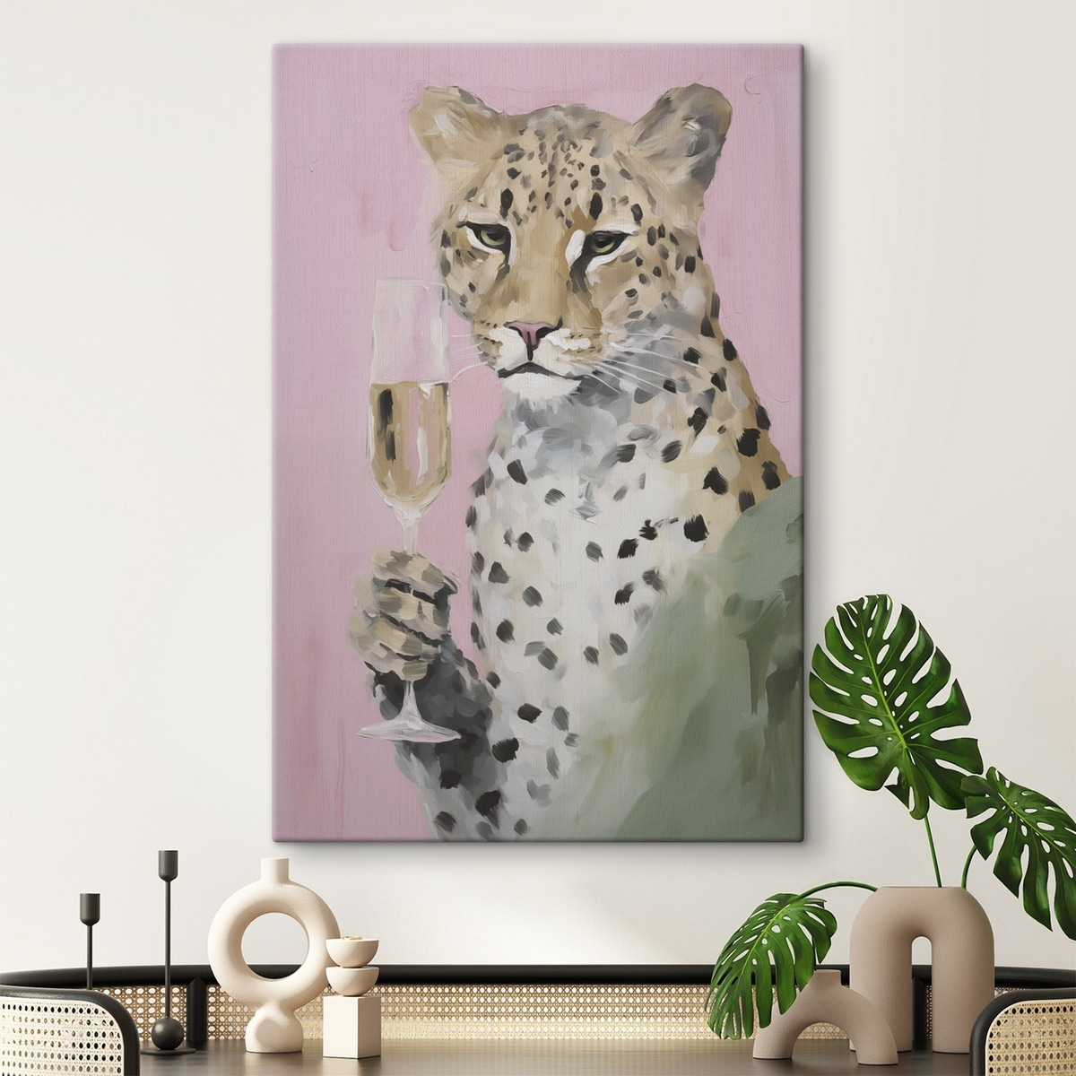 Leopardo com copo num interior