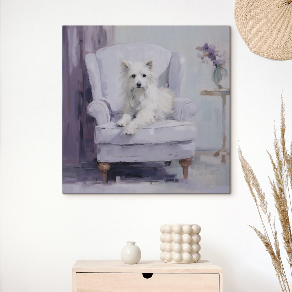 Cãozinho branco em lilás num interior