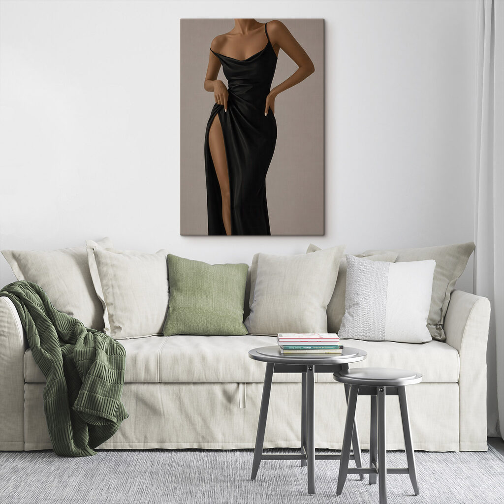 Mulher de vestido preto num interior