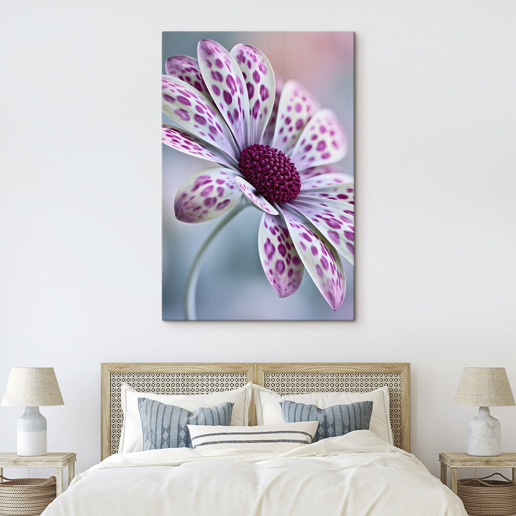 Flor manchada sobre azul-acinzentado — interior 2