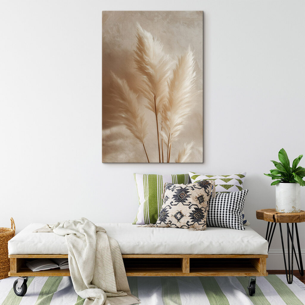 Plumas cremes sobre acastanhado — interior 2