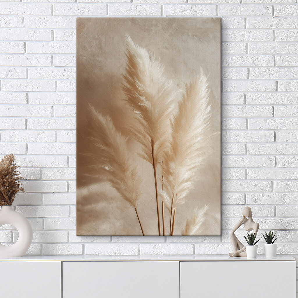 Plumas cremes sobre acastanhado — interior 1