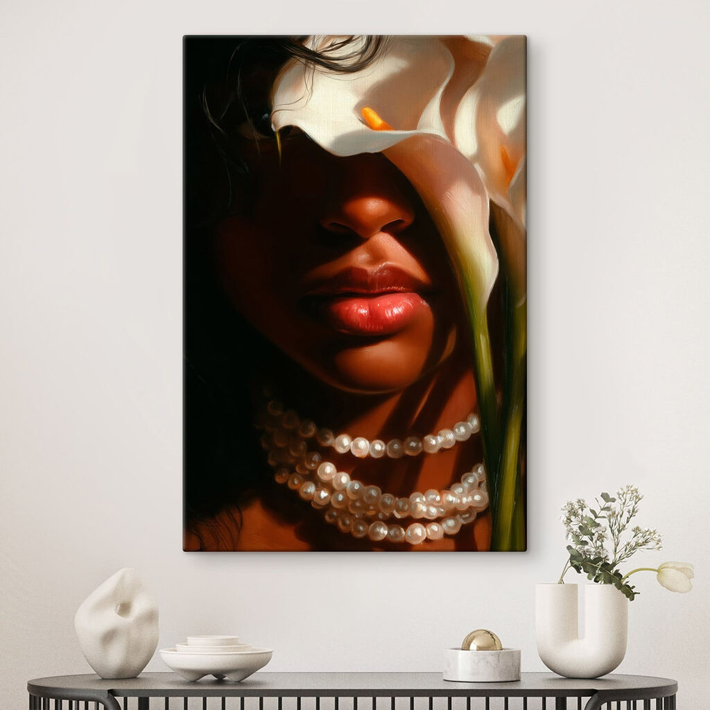 Mulher com flor branca — interior 1