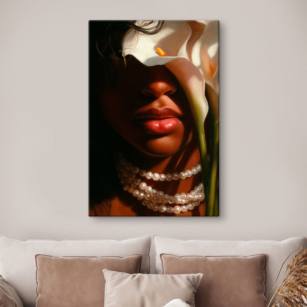 Mulher com flor branca — interior 2