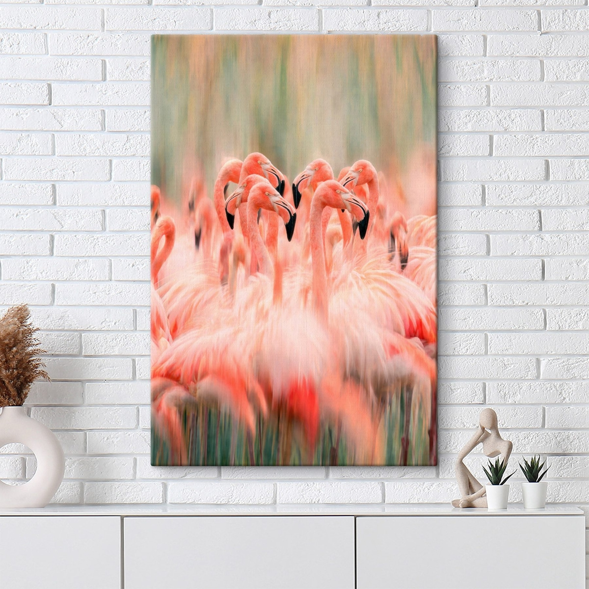 Bando de flamingos esbatido num interior