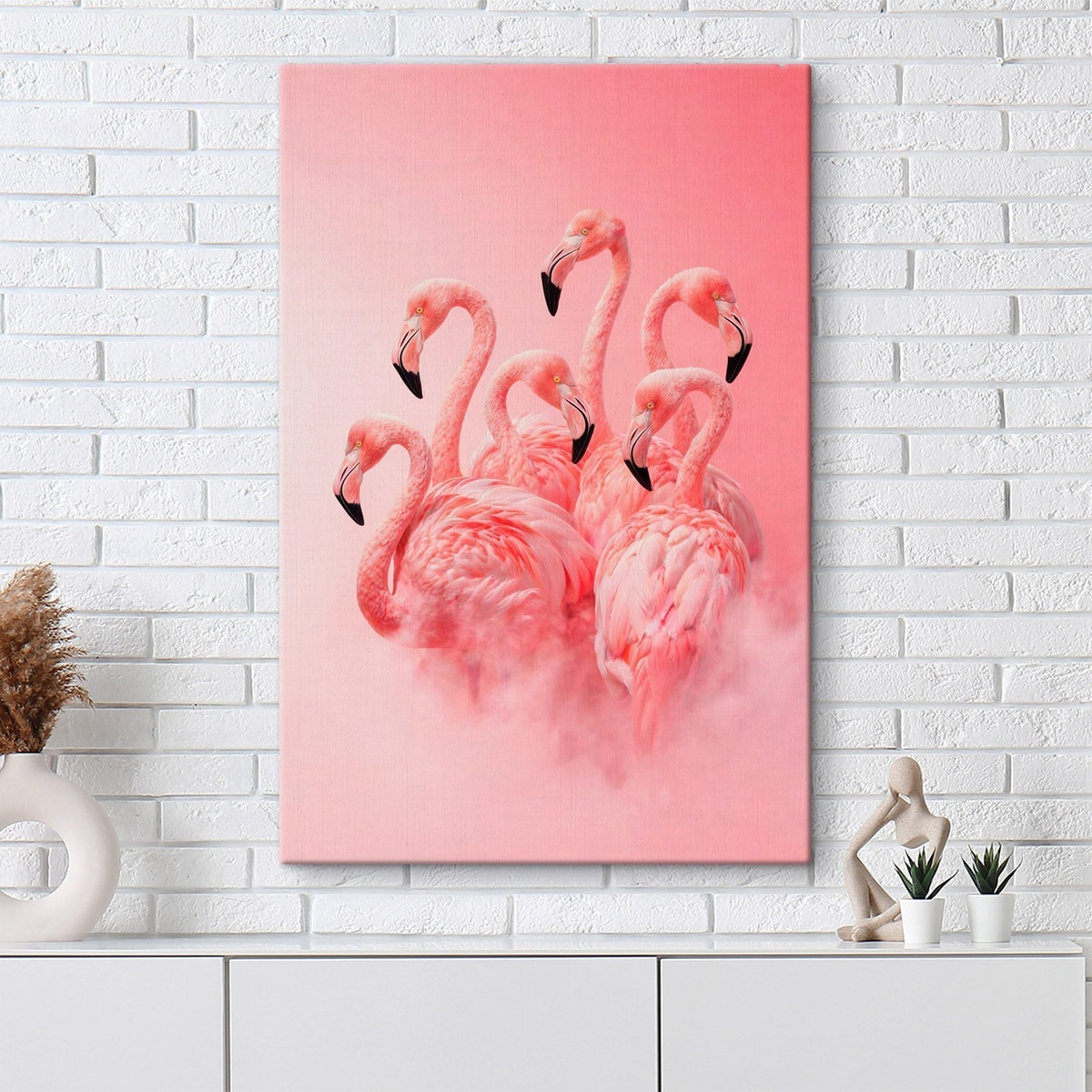 Flamingos na névoa num interior