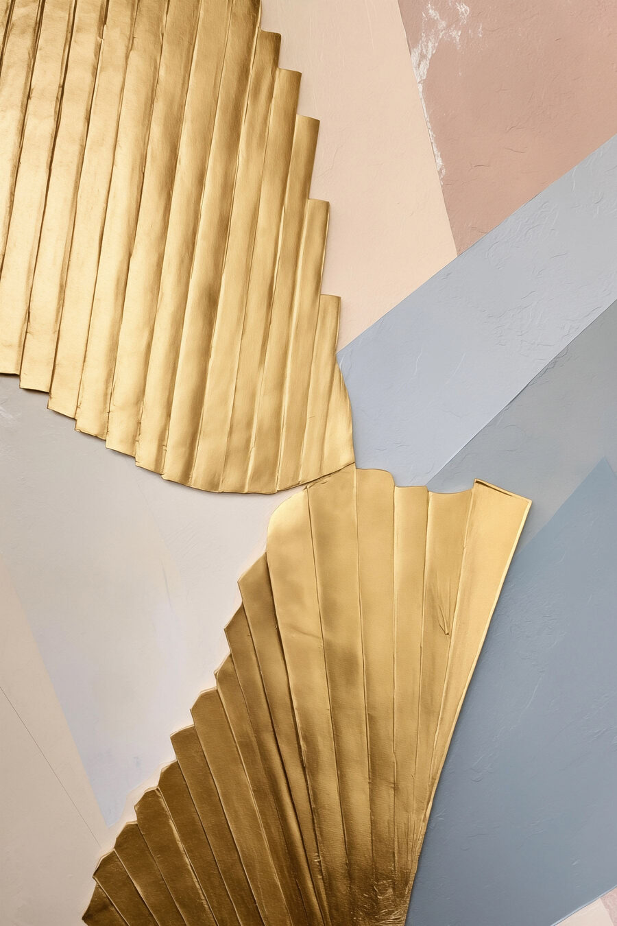 Leques dourados entre cores — design completo