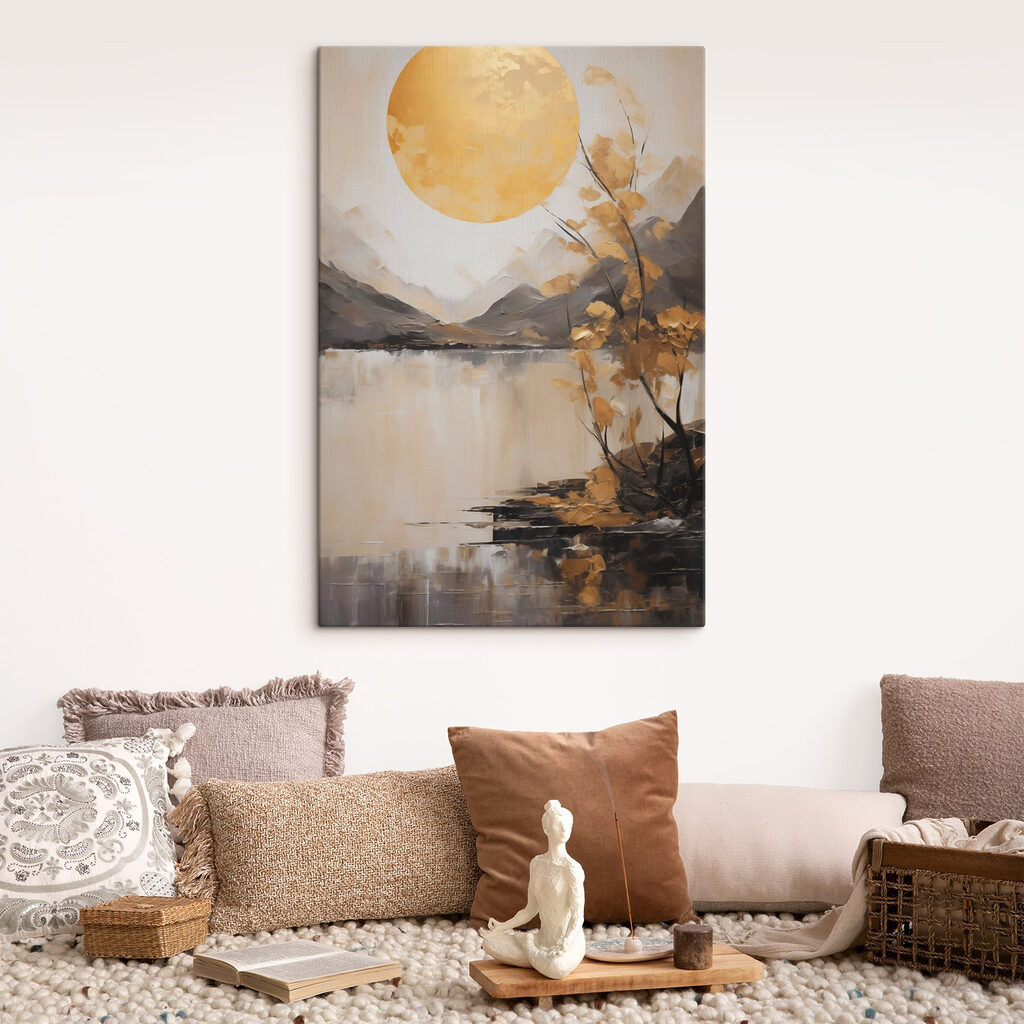 Lua dourada sobre água — interior 1