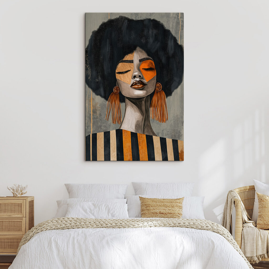 Mulher com brincos laranja num interior