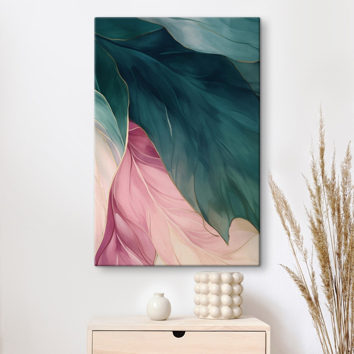 Folhas turquesa e rosa-pó num interior