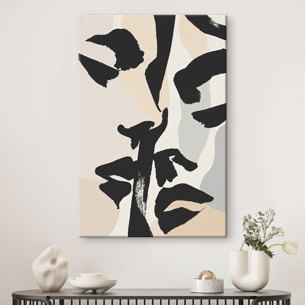 Rostos abstratos num interior