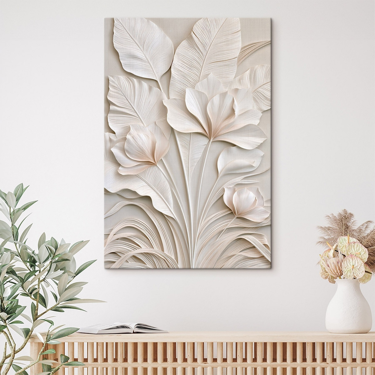 Flores tropicais em baixo-relevo num interior