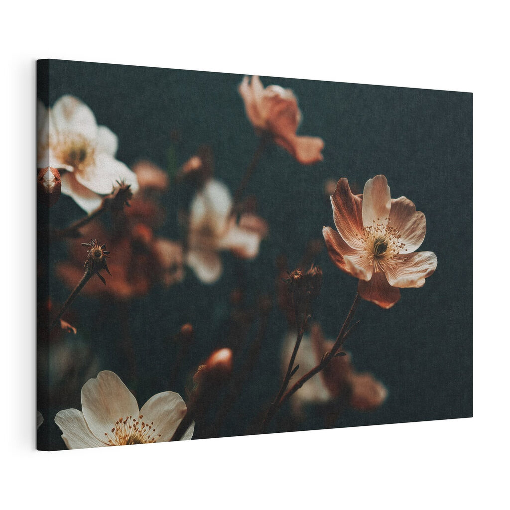 Flores cor de ferrugem, tela esticada e borda contínua
