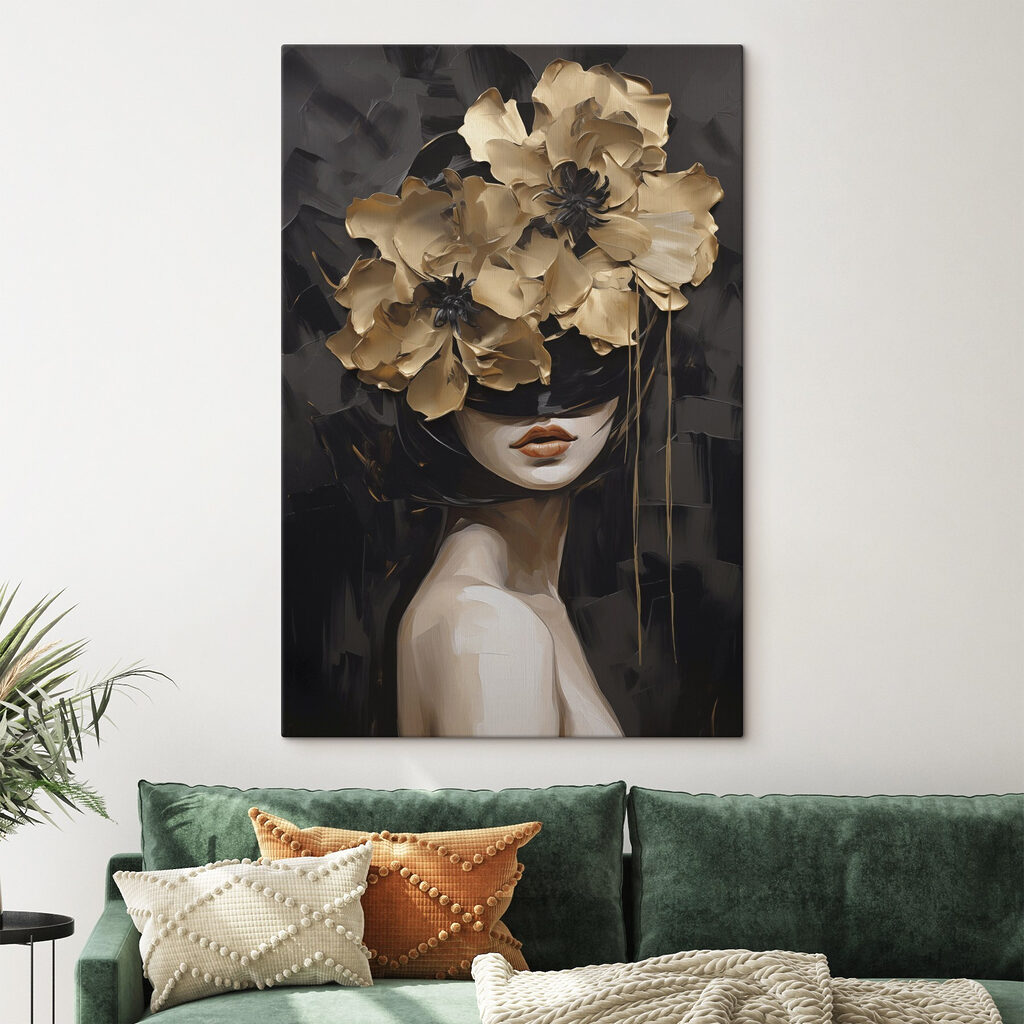 Mulher com flores douradas num interior