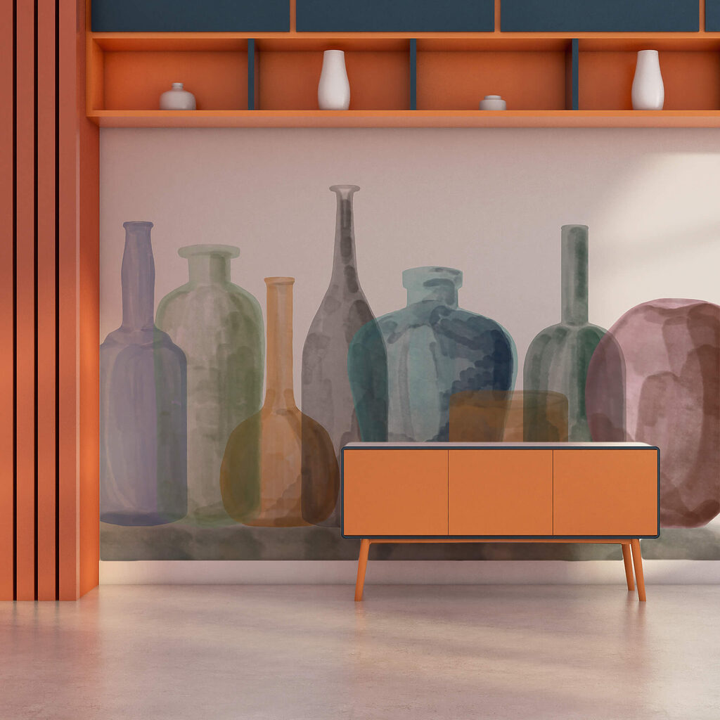 Garrafas e vasos num interior