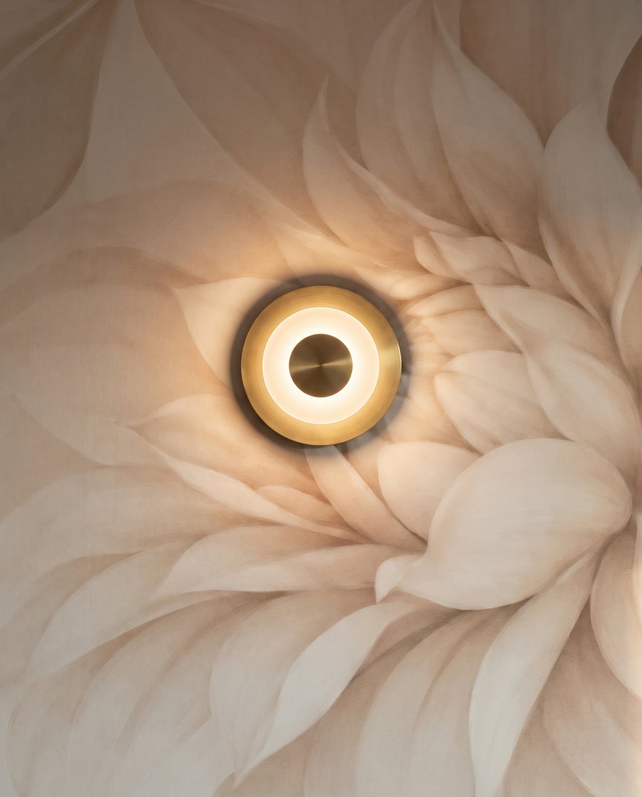Flores grandes nas margens — detalhe
