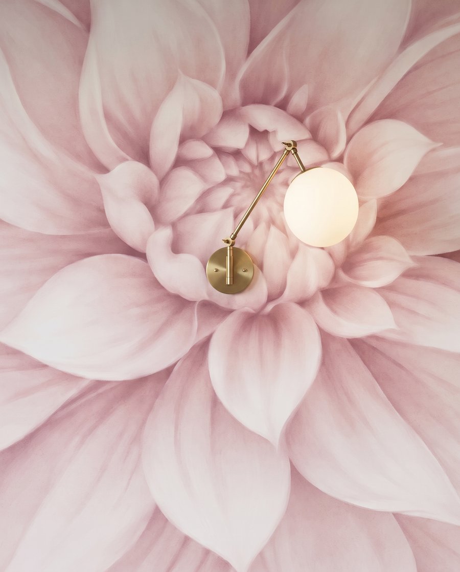 Flores grandes nas margens — detalhe