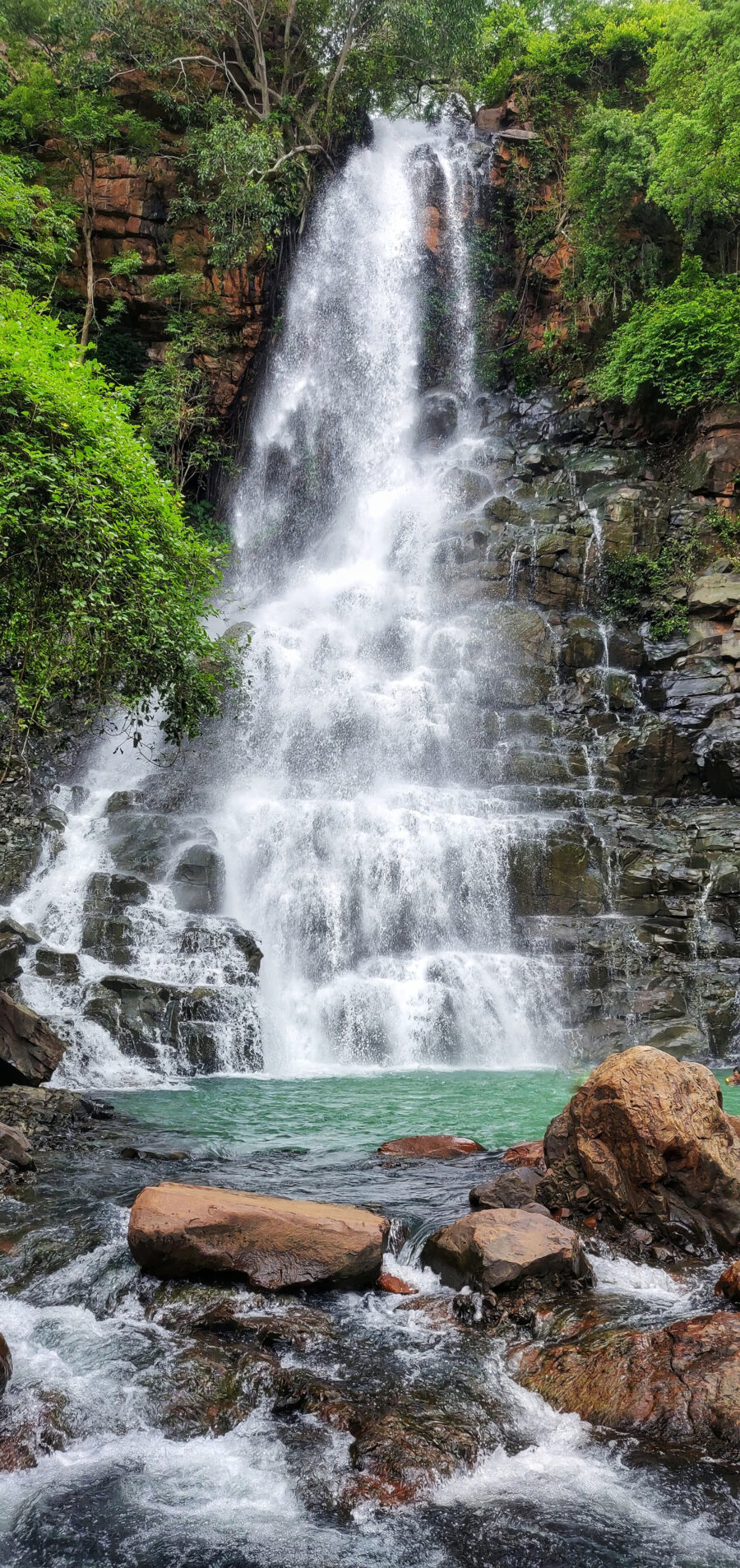 Cascata entre rochas escuras — design completo