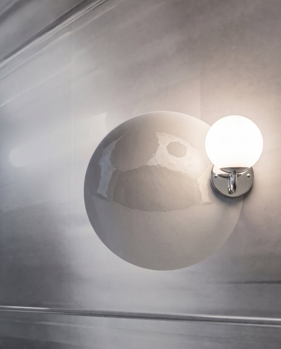Esferas num túnel luminoso — detalhe