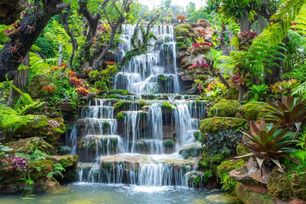 Cascata sobre degraus verdes — design completo