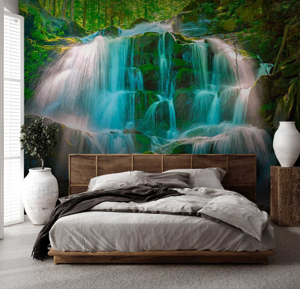 Cascata sobre rochas musgosas — interior 2