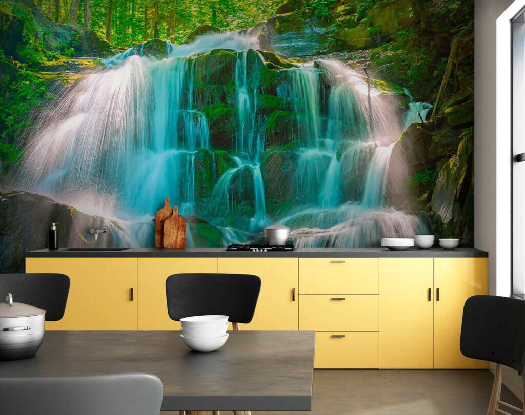 Cascata sobre rochas musgosas — interior 9