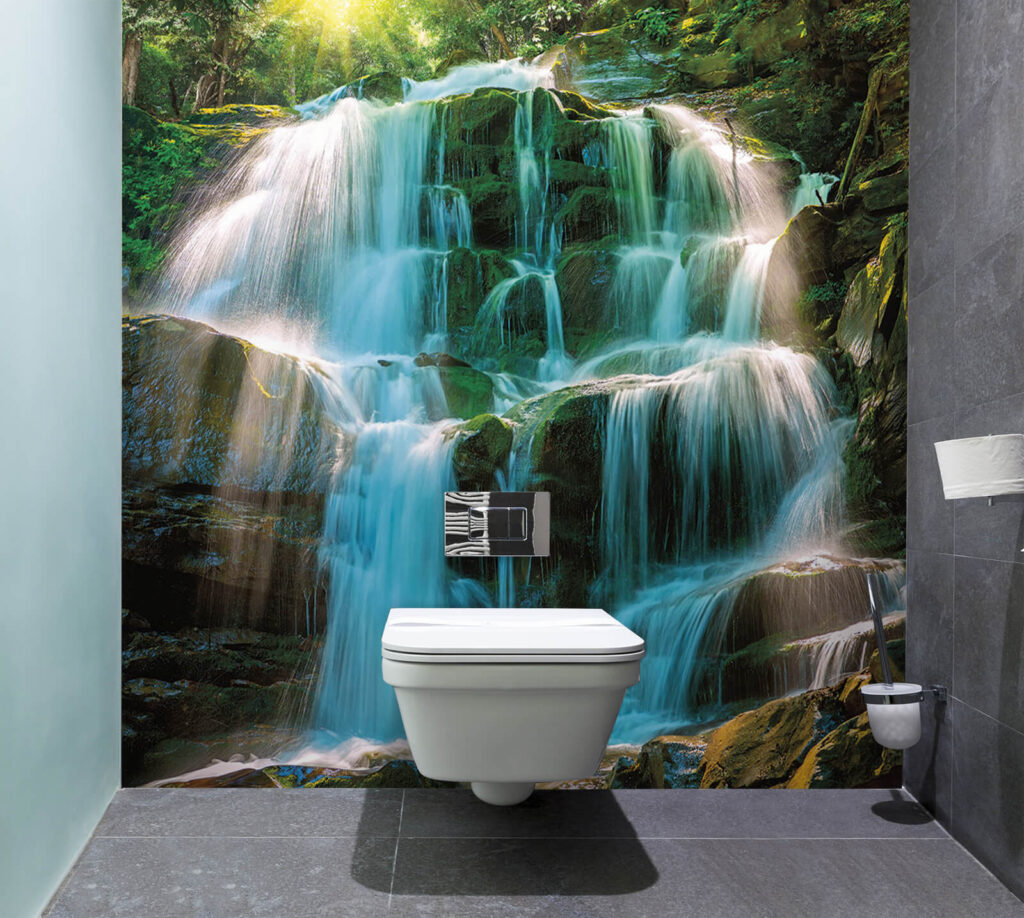 Cascata sobre rochas musgosas — interior 1