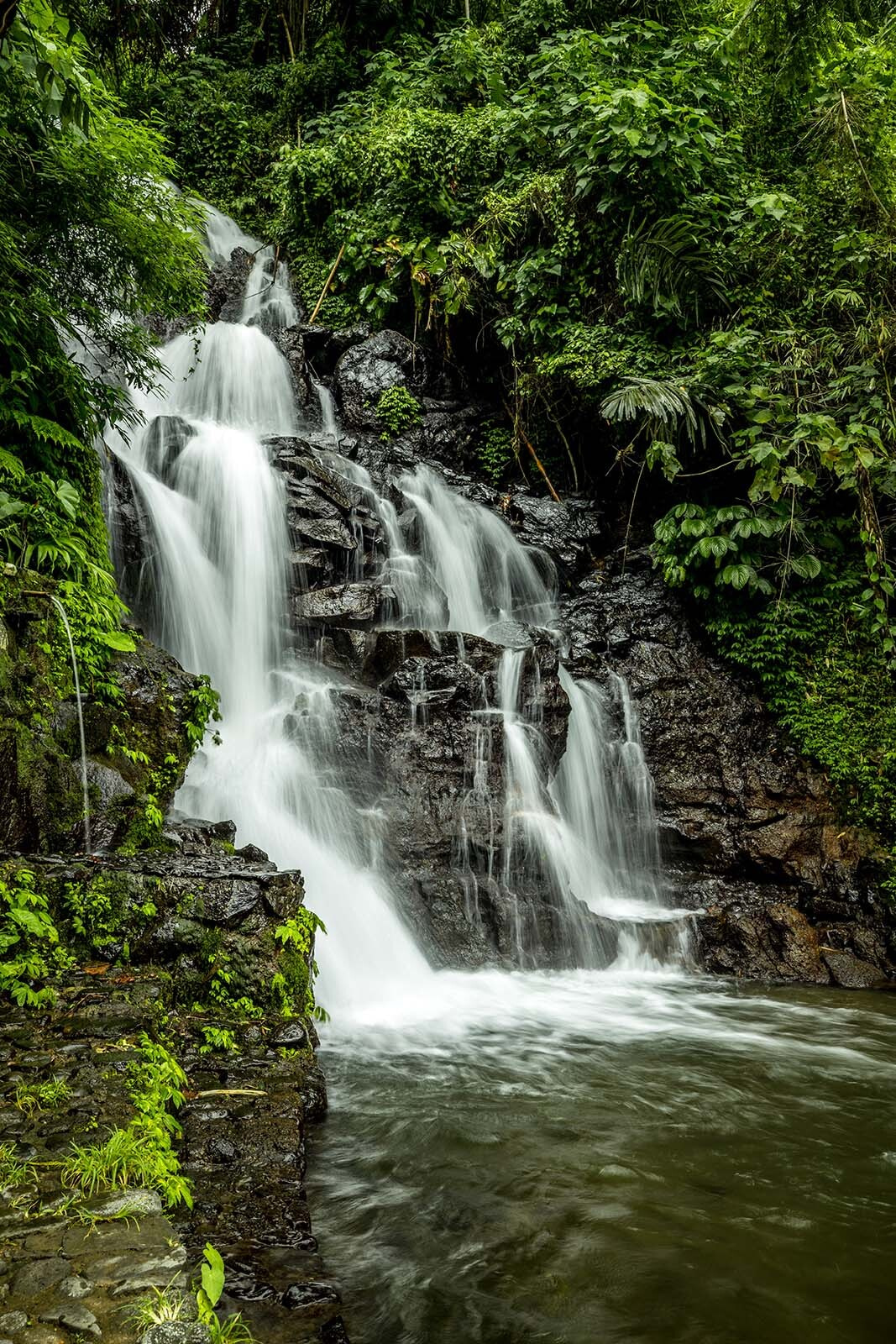 Cascata sobre lagoa calma — design completo