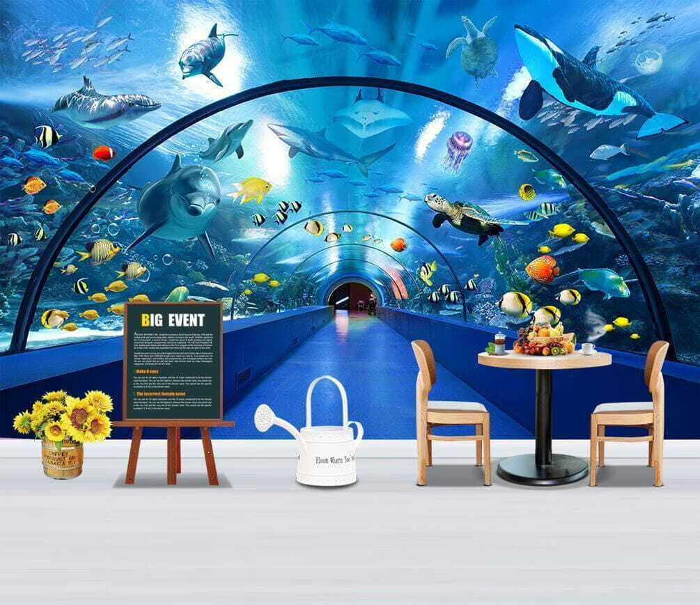 Túnel subaquático com peixes num interior