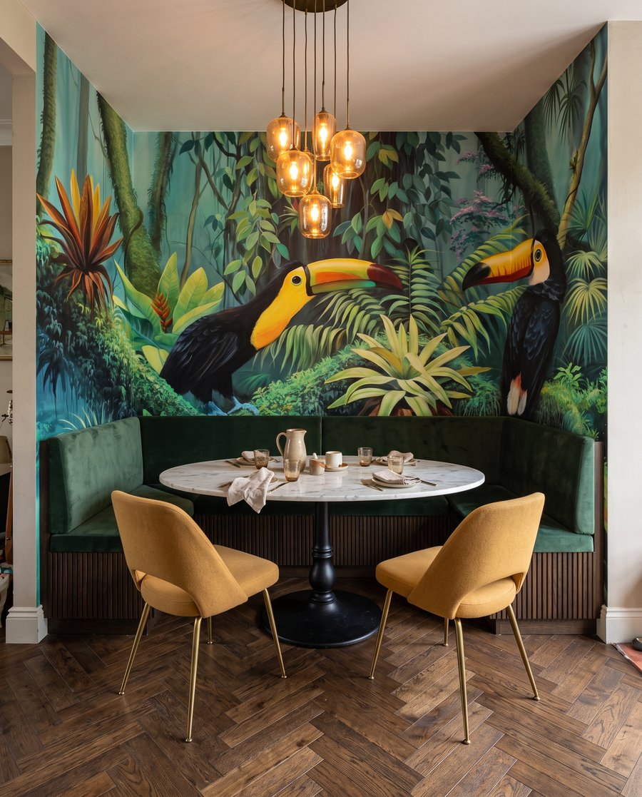 Tucanos junto à água — interior 6