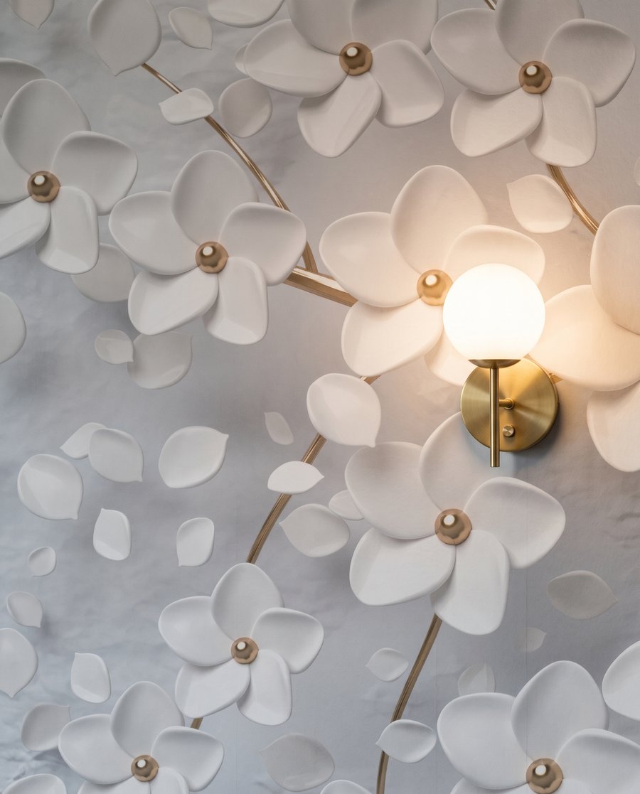 Flores brancas, tronco dourado — detalhe