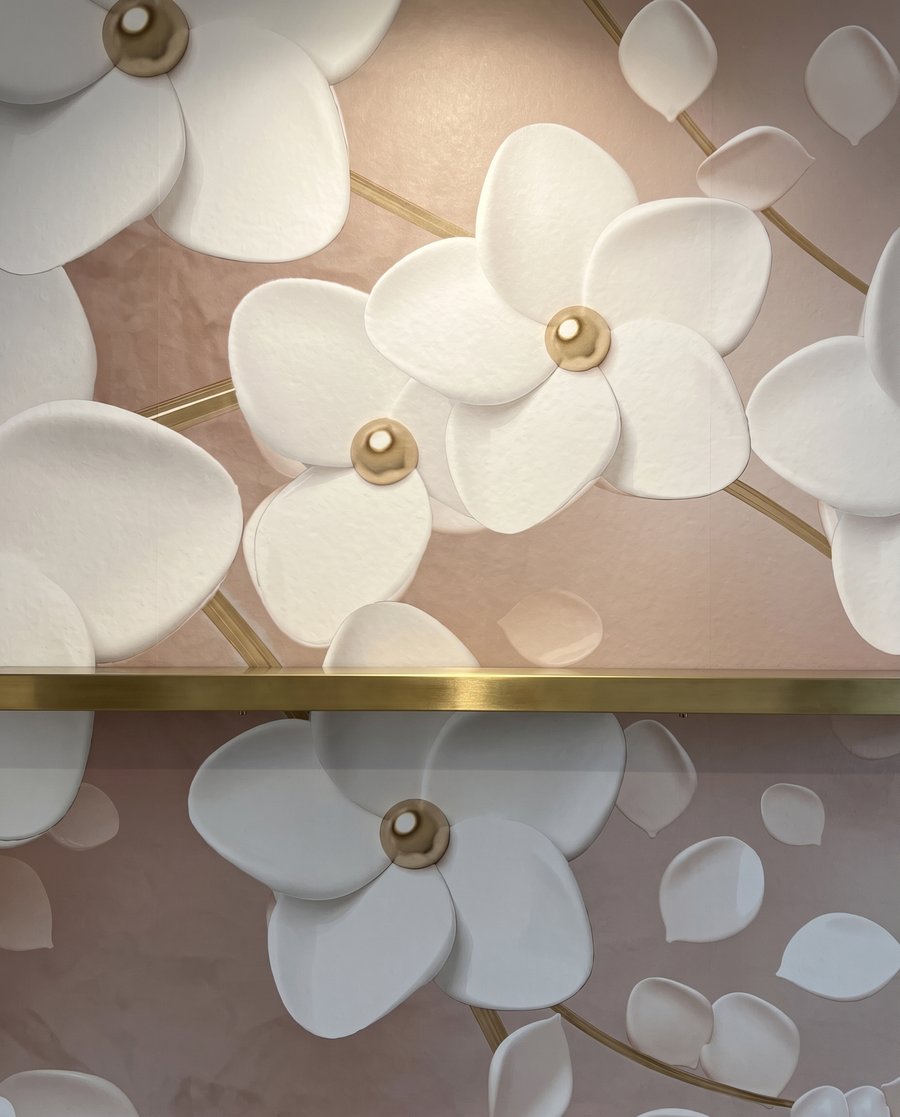 Flores brancas, tronco dourado — detalhe