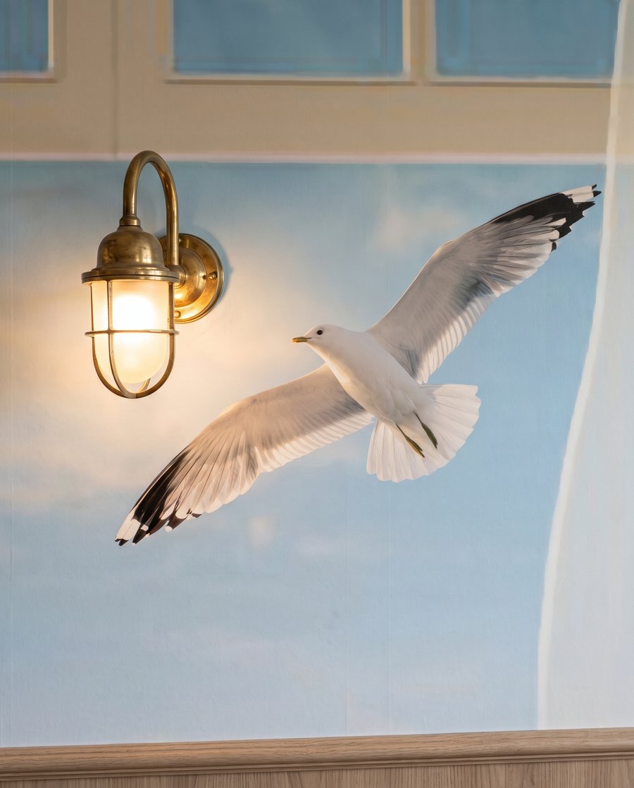 Cortinas e mar azul — detalhe